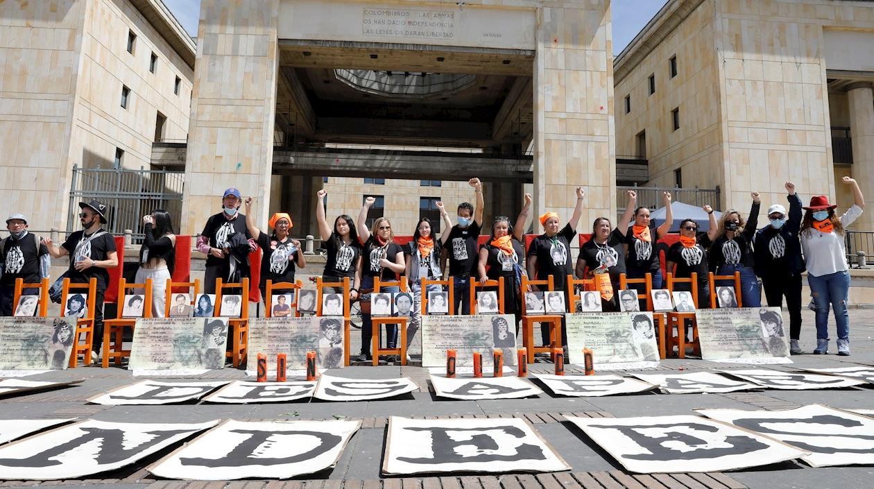 Familiares de las víctimas de desaparición forzada conmemoran hoy domingo, 36 años de la toma del Palacio de Justicia, en la Plaza de Bolívar de Bogotá.