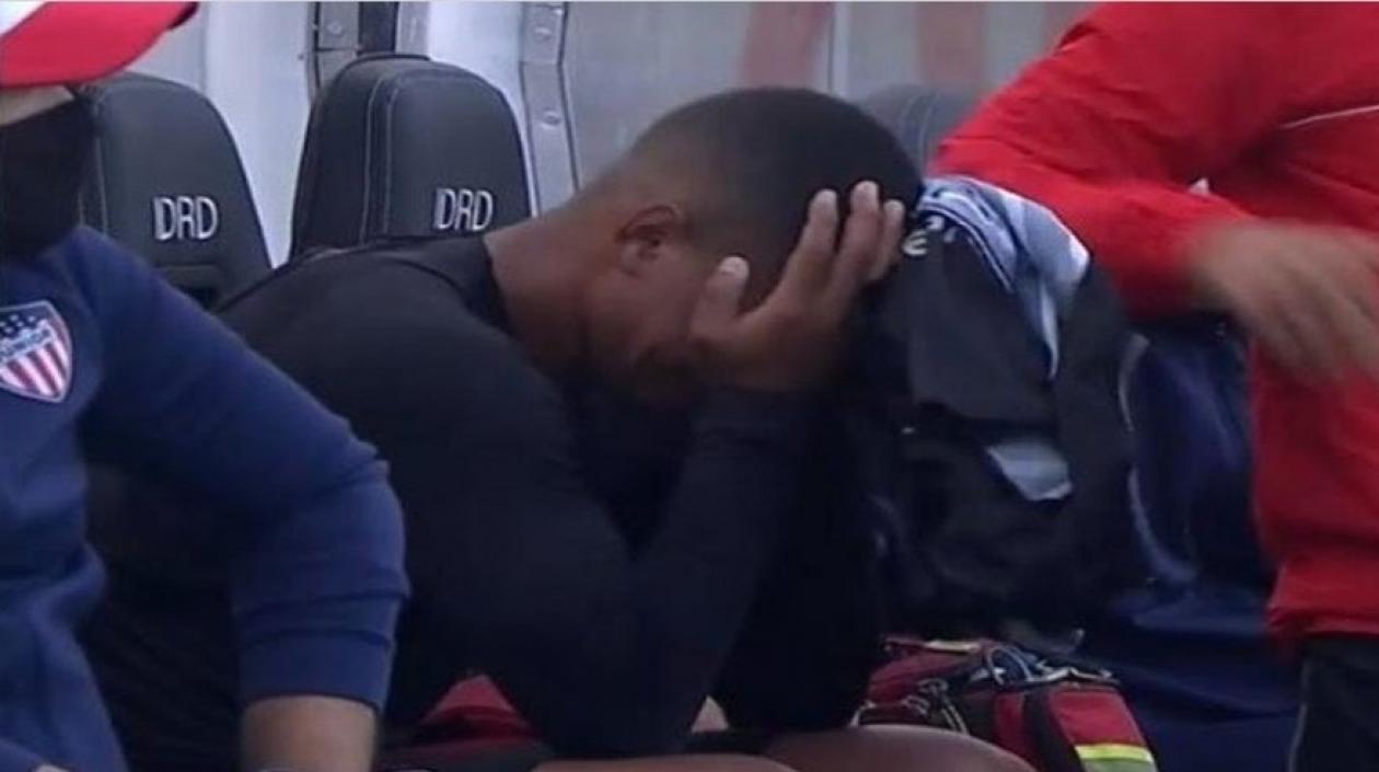 Ferlys García llora desconsolado en el banco técnico tras su salida. 