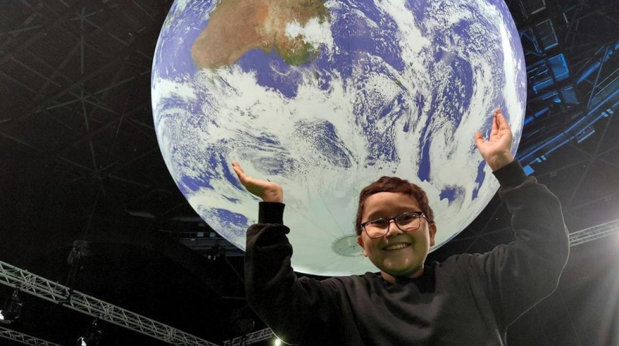 El colombiano Francisco Vera, de 12 años, posa durante una entrevista con la Agencia Efe en el ámbito de la cumbre del clima de la ONU en Glasgow (Reino Unido). 
