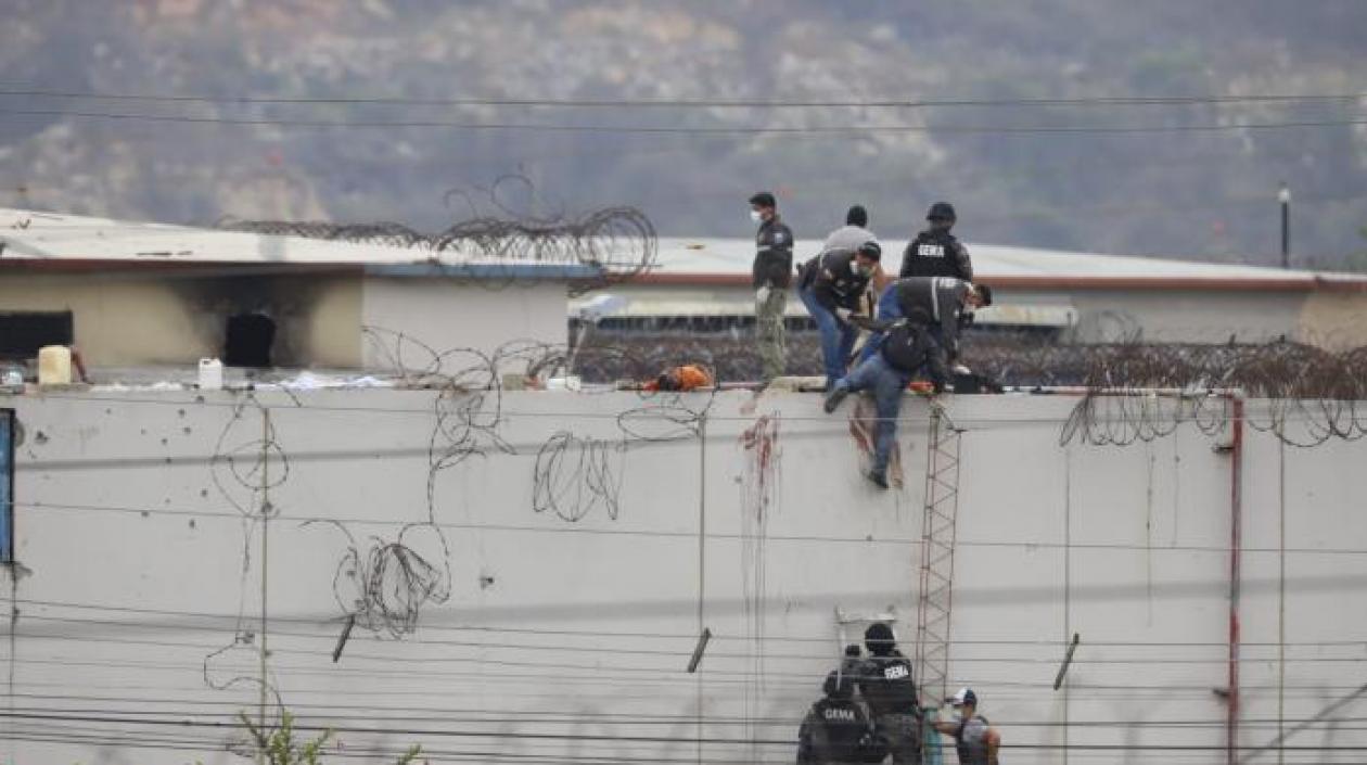 Muro del pabellón 2 de la cárcel de Guayaquil, en el levantamiento de un cuerpo. 