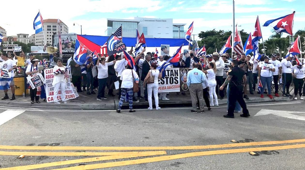 Cubanos exiliados en Miami apoyando las protestas contra el régimen de su país.