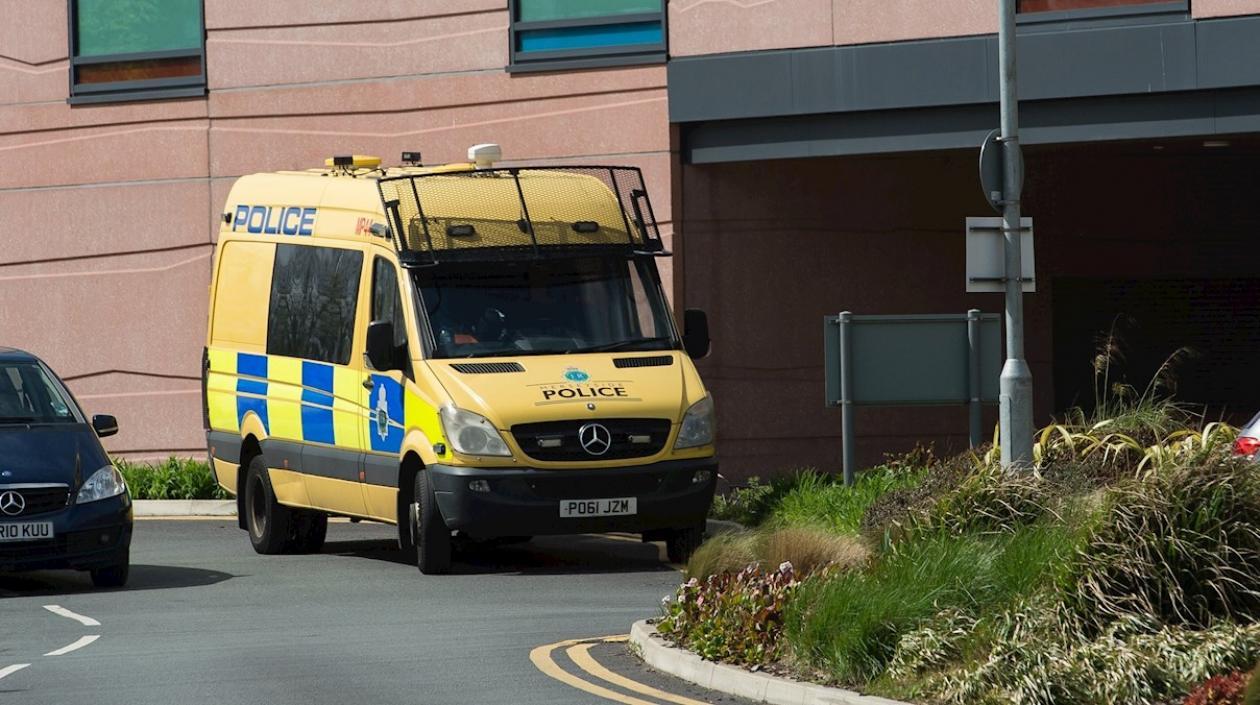 La Policía vigila las puertas de un hospital de Liverpool (Reino Unido). 