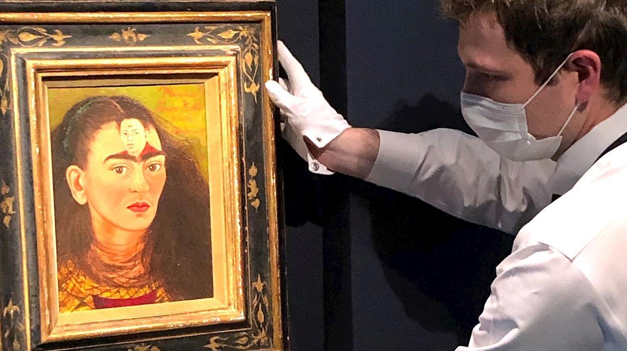 Un operario de Sotheby's desplaza el autorretrato "Diego y yo", de Frida Kahlo, a la sede de la casa de subastas en Nueva York. 