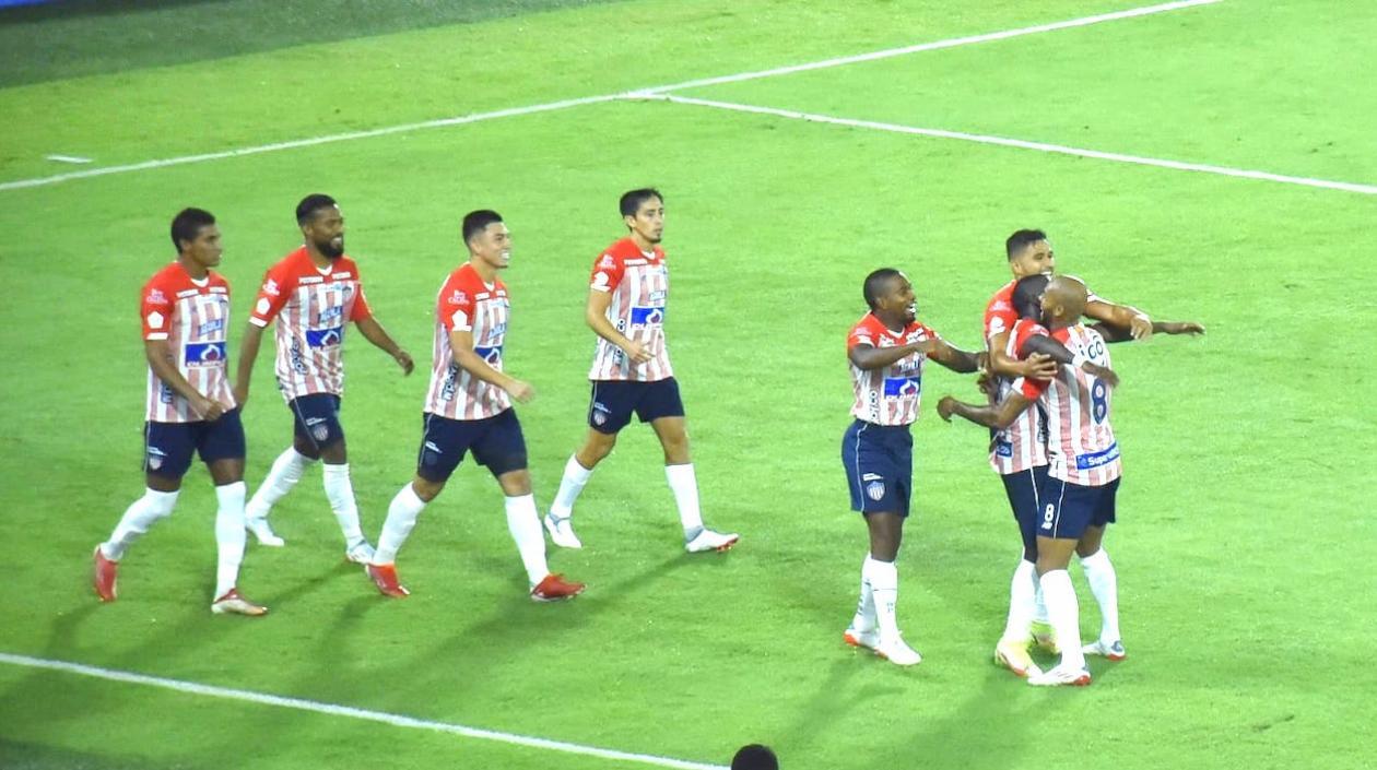 Jugadores del Junior celebrando el gol tempranero de Edwuin Cetré.