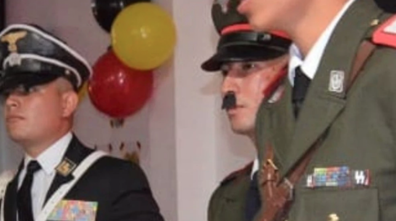 Uno de los policías se disfrazó de Adolfo Hitler.