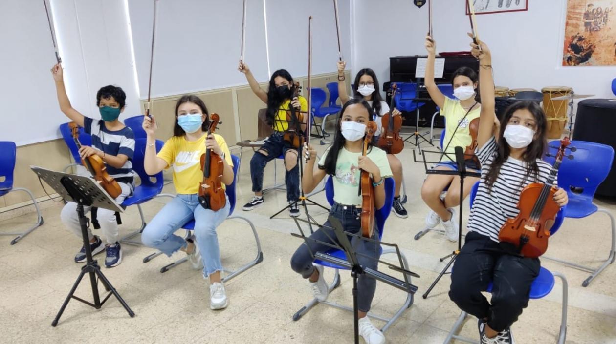 Algunos integrantes de la orquesta sinfónica juvenil del colegio Alemán de Barranquilla.