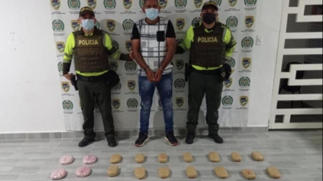 Albeiro Martínez Quintero, y la droga incautada.