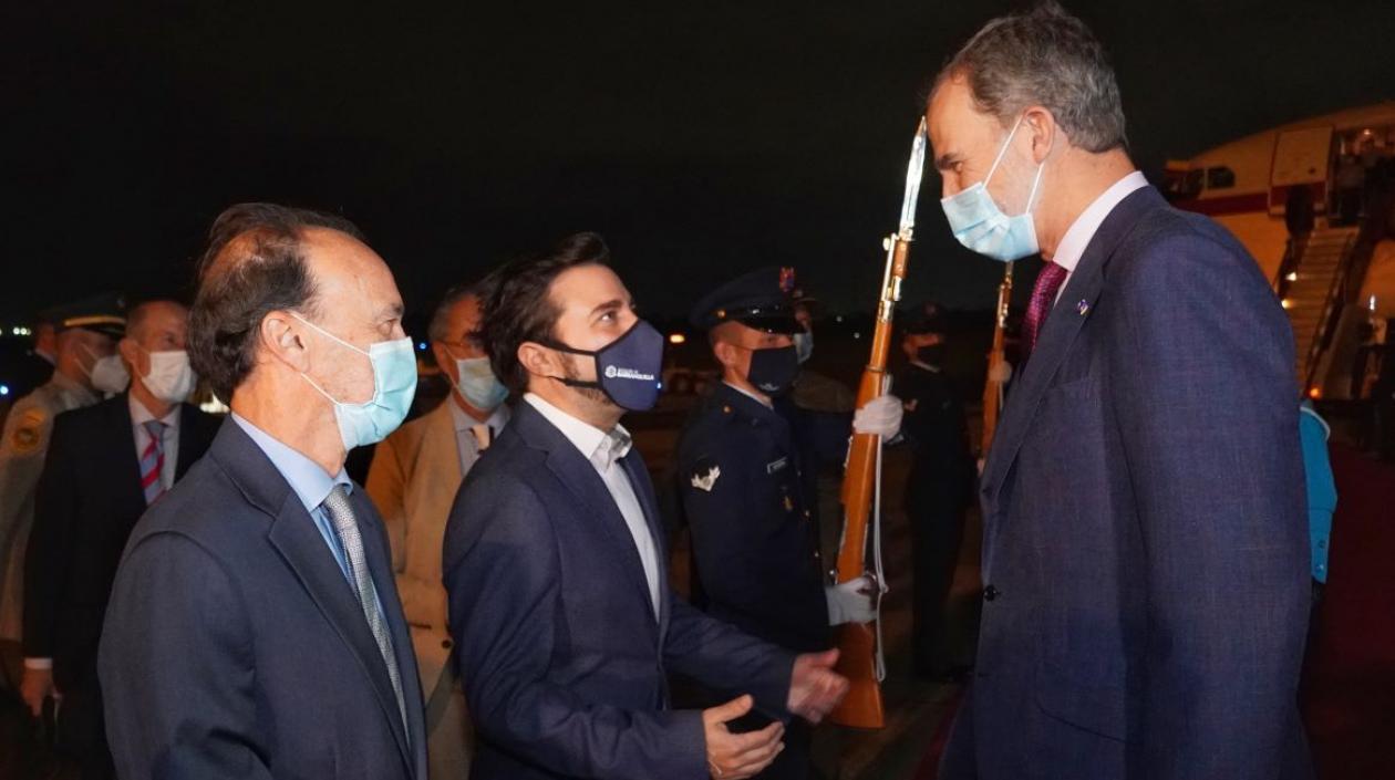 El Rey de España saluda al Alcalde de Barranquilla, Jaime Pumarejo, a su llegada a la ciudad.