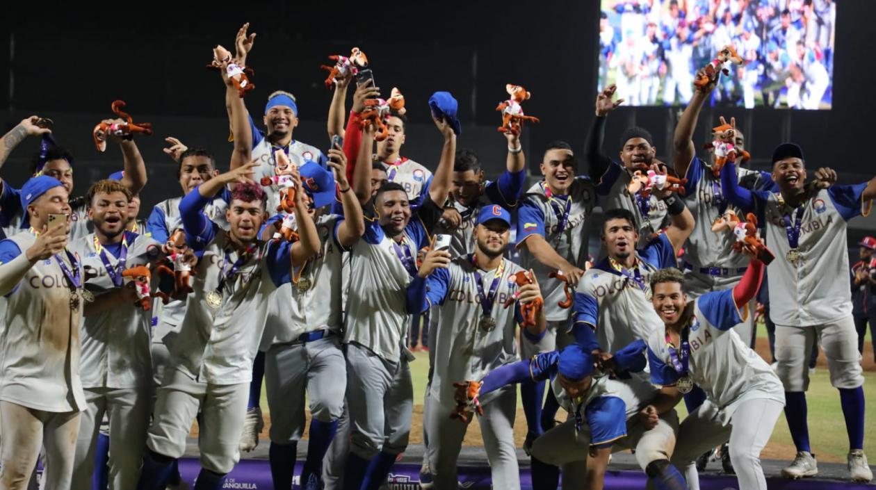 Los campeones panamericanos junior de béisbol celebran en el estadio Édgar Rentería.