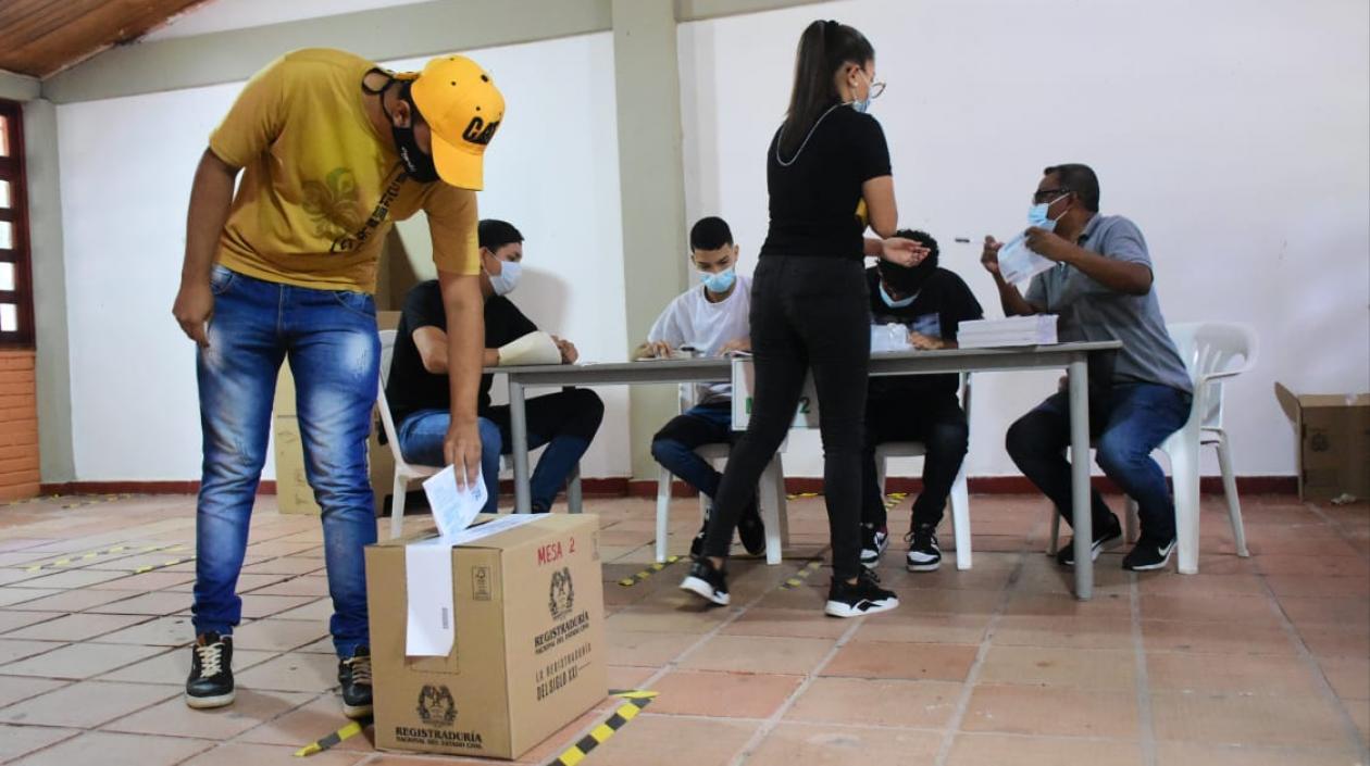 Un joven deposita su vota en la jornada de elección de los Consejos Municipales de Juventud,