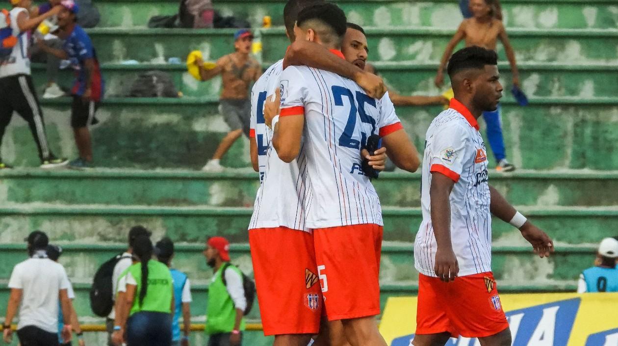 Jugadores del Unión Magdalena celebran el gol del triunfo ante Llaneros. 