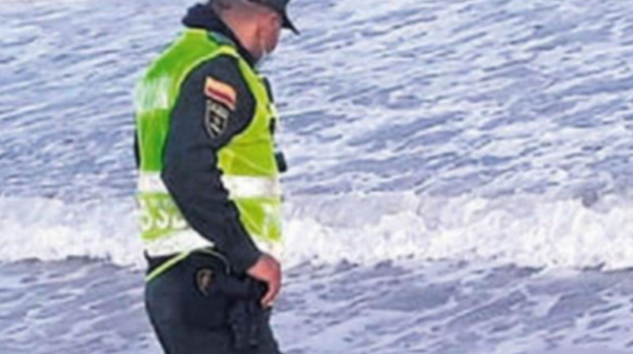 La Policía hizo presencia en la zona de playa donde fue encontrado el cuerpo. 
