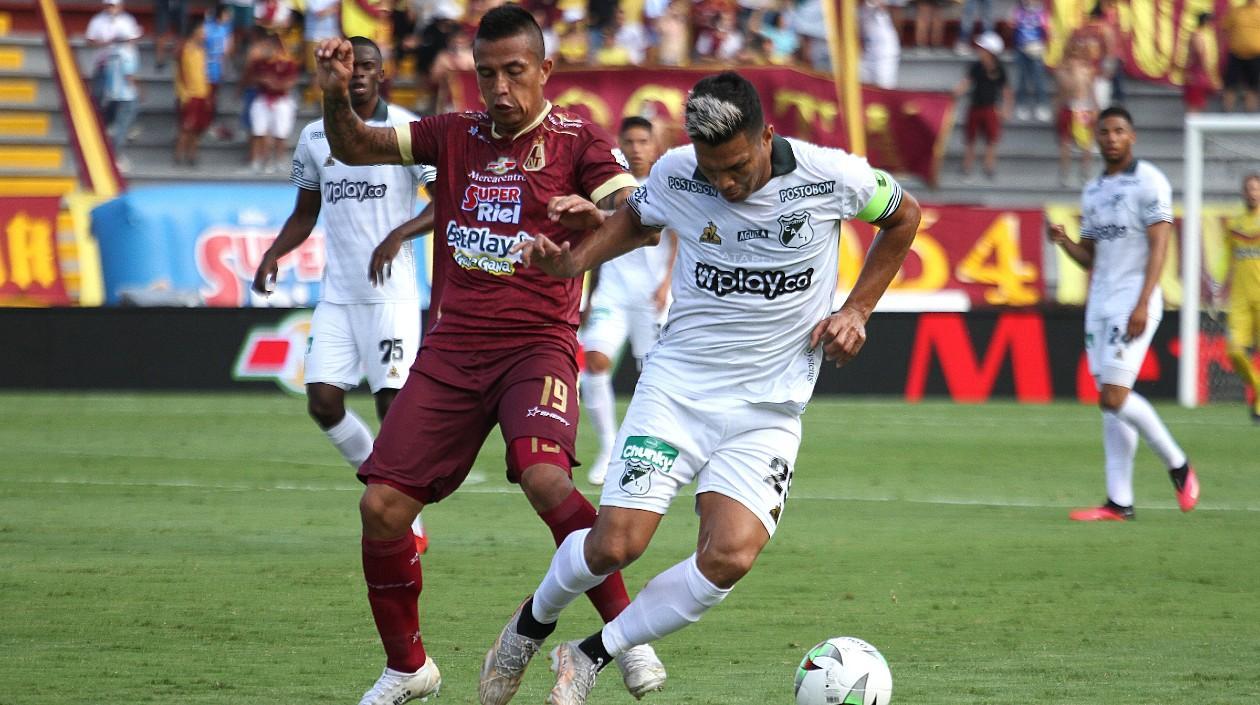 Teófilo Gutiérrez ante la marca de un jugador tolimense. 