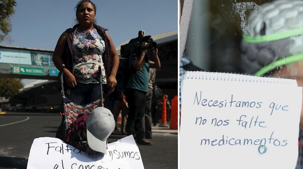 Una mujer pide ayuda por la falta de medicamentos para pacientes con cáncer en un hospital de México.