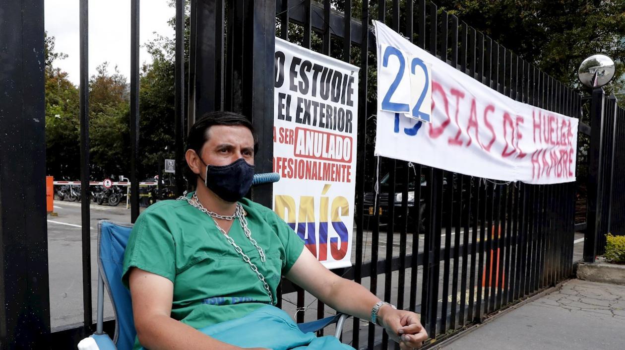 El médico Juan Pablo Ovalle Granados continúa en huelga de hambre frente a la sede del Ministerio de Educación.