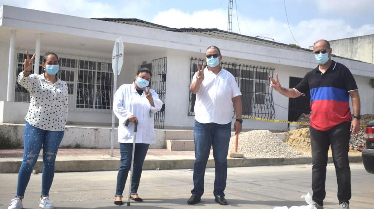 El Alcalde Roberto Celedón y el Gerente de la ESE Hospital David Peláez, frente al inmueble.