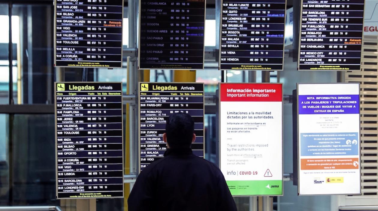 Un hombre observa los paneles de información de llegadas en el Aeropuerto Adolfo Suárez Madrid-Barajas.
