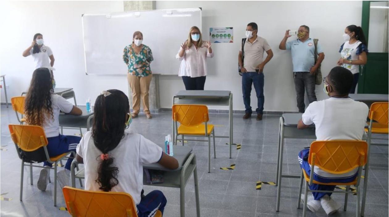 La secretaria de Educación de Barranquilla, Bibiana Rincón, visita uno de los planteles que iniciará la alternancia.