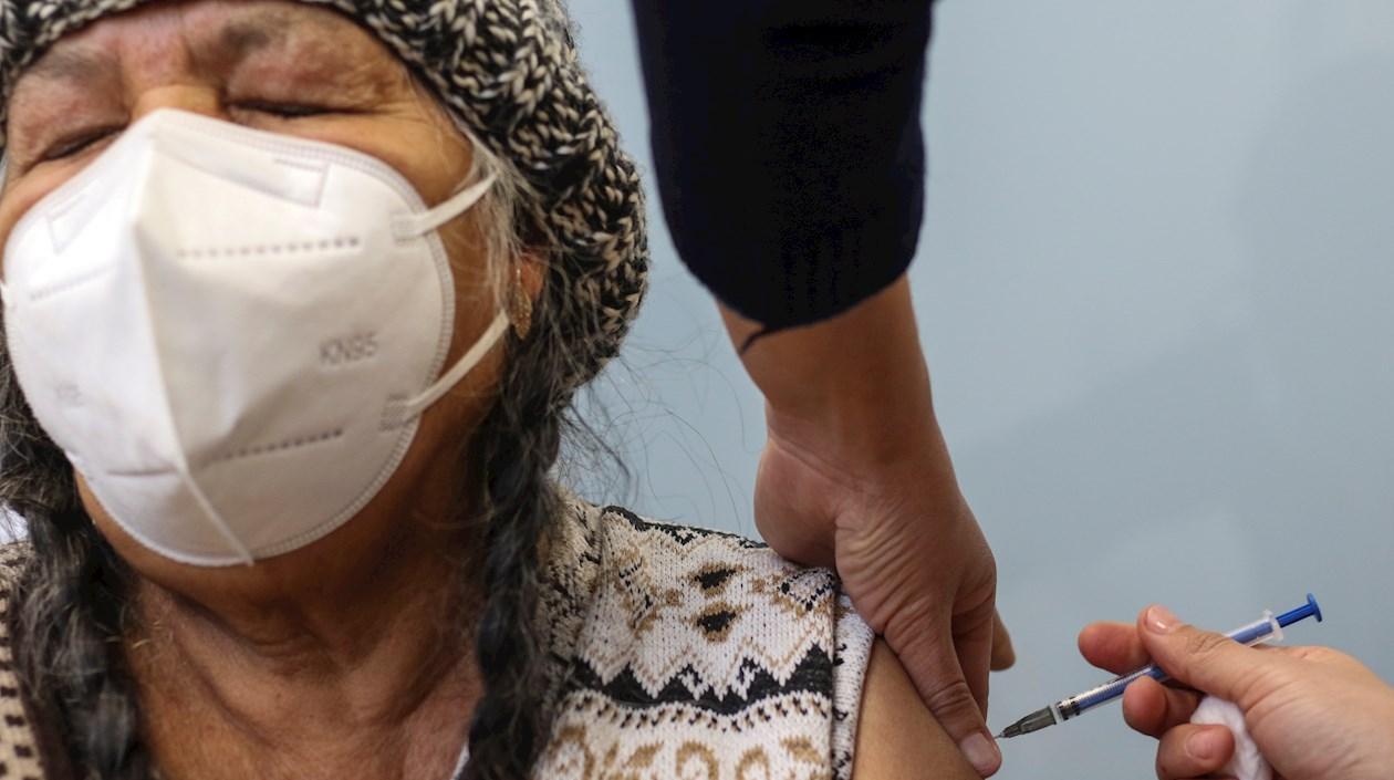 Adultos mayores acuden hoy a recibir la vacuna contra el Covid-19, en hospitales del estado de Guanajuato (México). 
