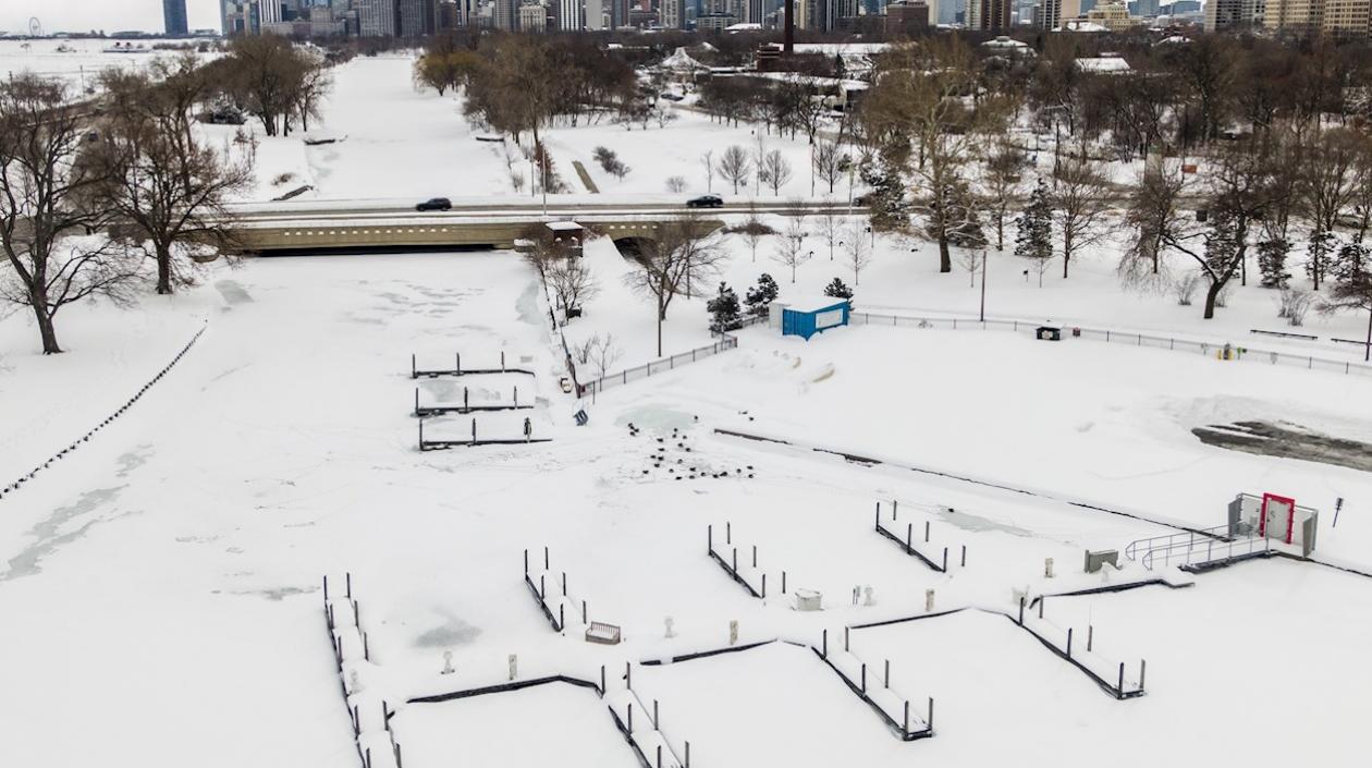 Una foto aérea hecha con un dron muestra el congelamiento en Chicago, Illinois, EE. UU.