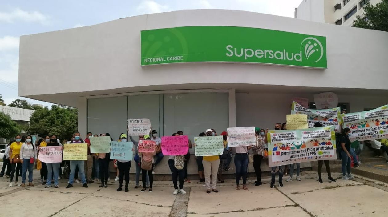 Protesta de trabajadores de Ambuq ante Supersalud.