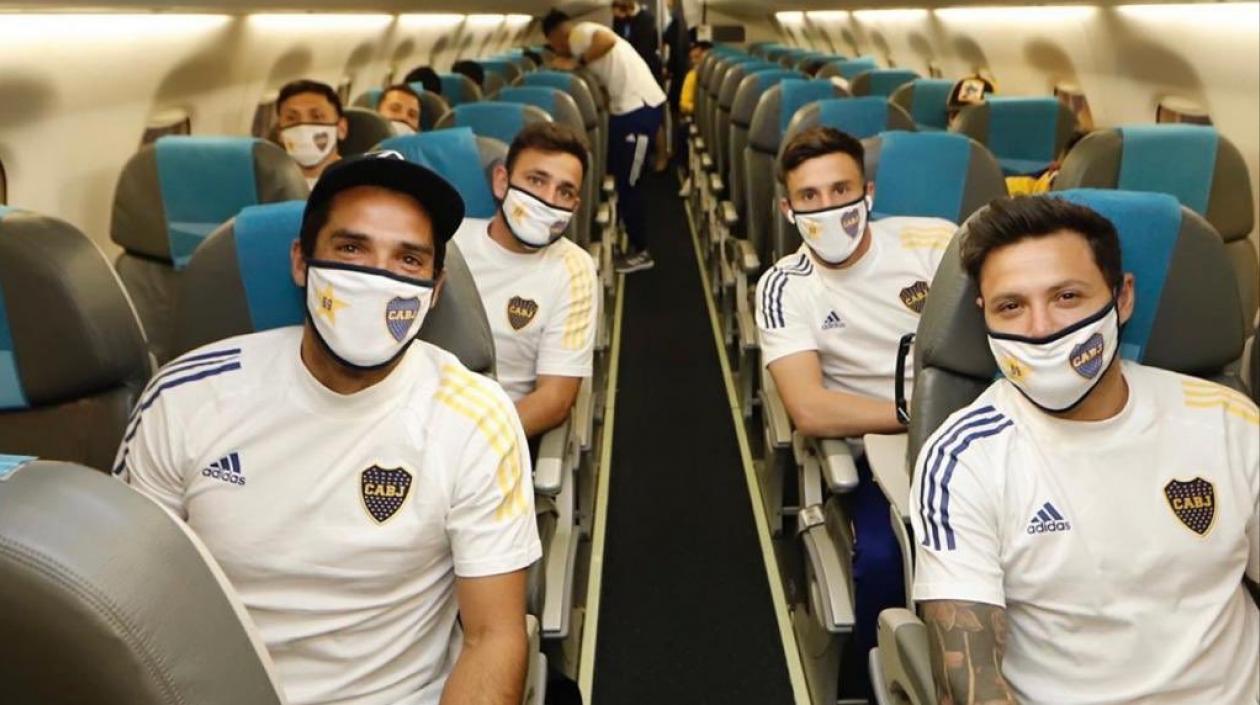 Jugadores de Boca Juniors en un vuelo chárter. 
