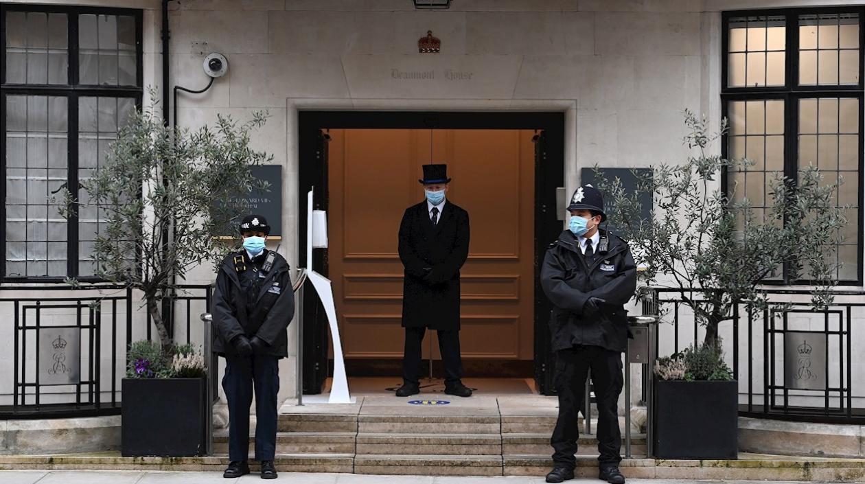 Varios agentes custodian la entrada del hospital King Edward VII de Londres.