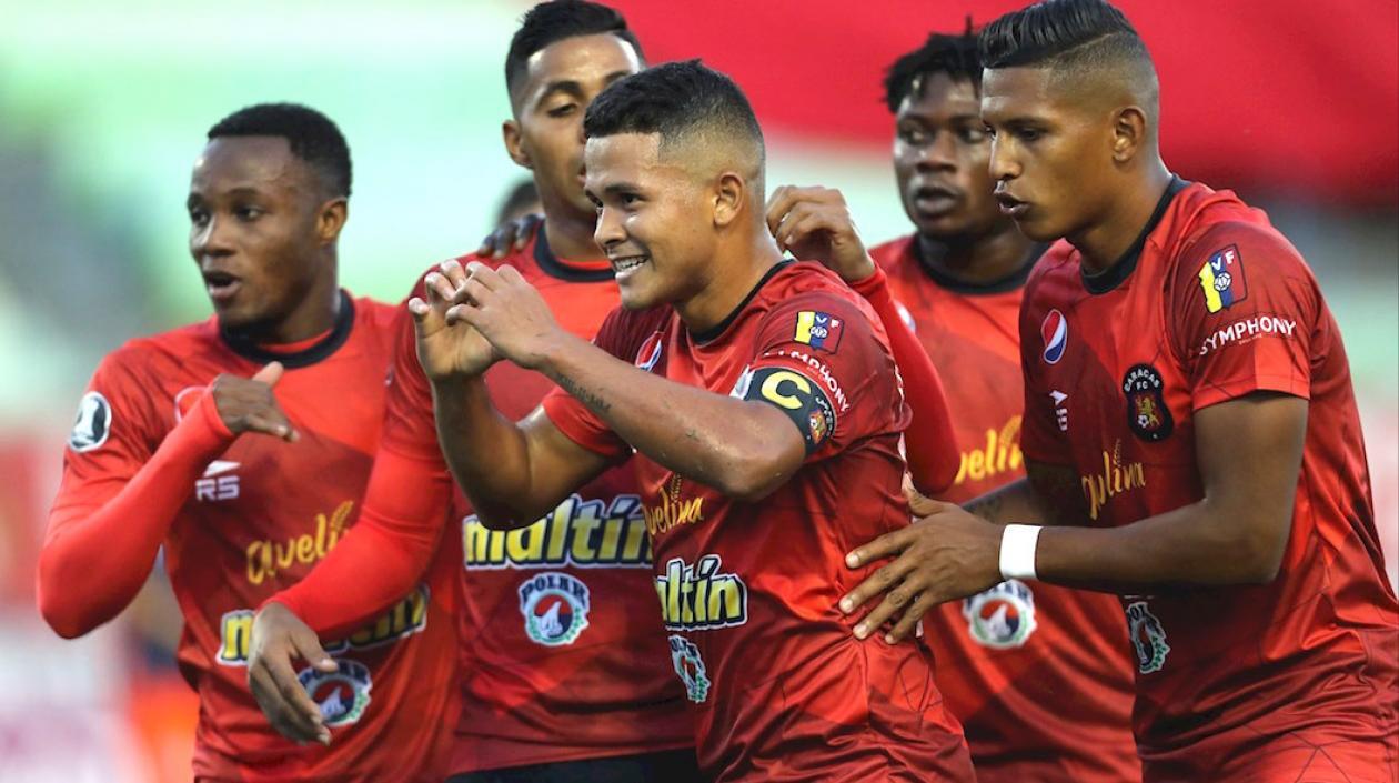 Jorge Echeverría celebrando el primer gol de Caracas con sus compañeros.