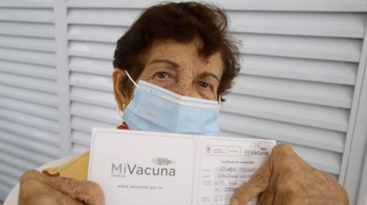 Una adulta mayor exhibiendo el certificado de vacunación en Barranquilla.
