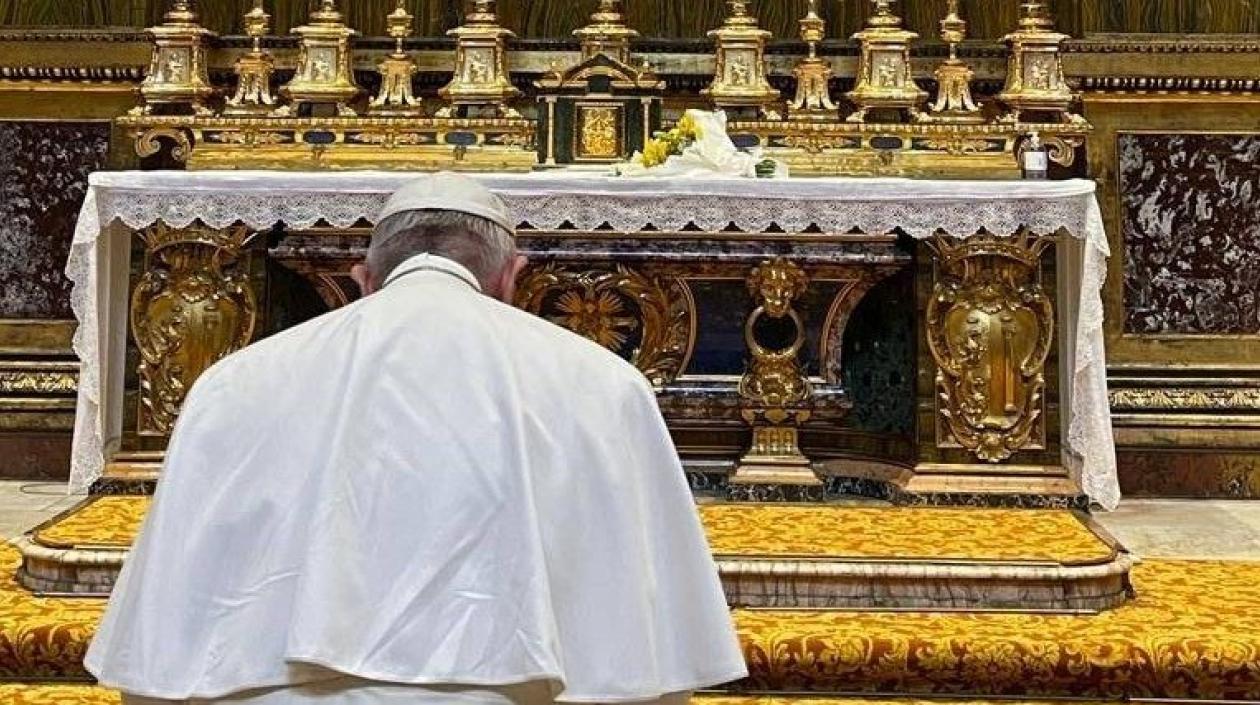 El Papa Francisco en oración en la Basílica Santa María, después de su viaje a Irak.