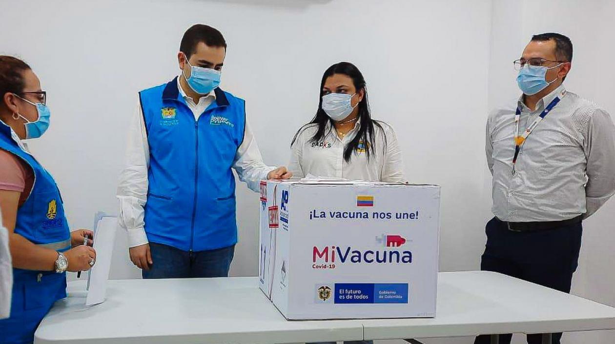 Directora del Dadis, Johana Bueno, recibe un lote de vacunas contra el Covid-19.