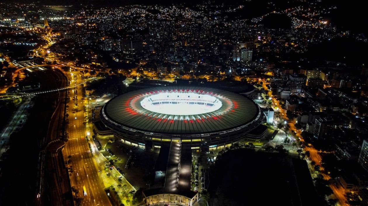 Vísta aérea y nocturna del estadio 'Maracaná'.