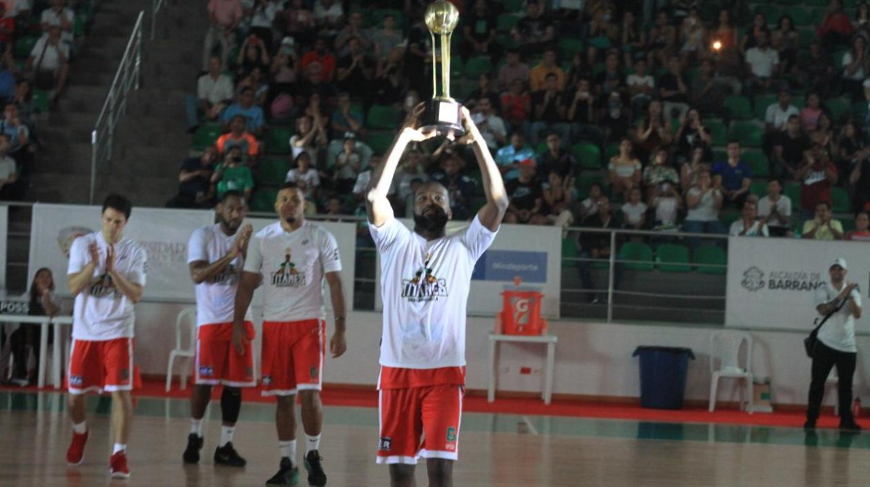 Xavier Roberson levanta el trofeo de campeón en Barranquilla. 