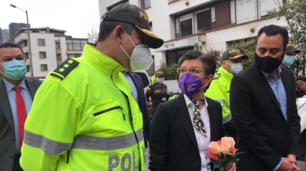 Claudia López llevó unas flores al lugar donde fue asesinado el policía.
