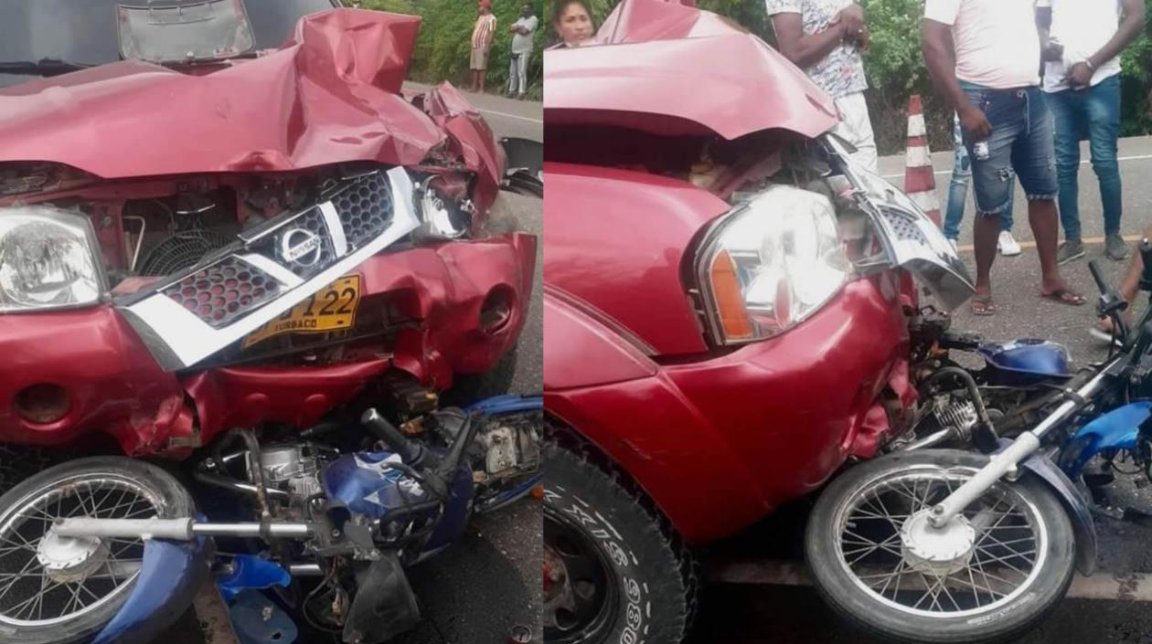 La camioneta y la moto implicadas en el trágico accidente.