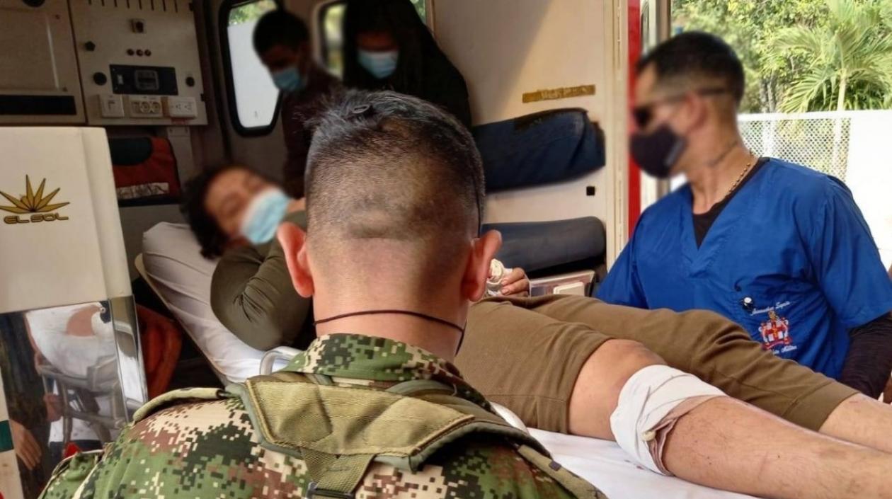 Militares auxilian a una mujer herida.