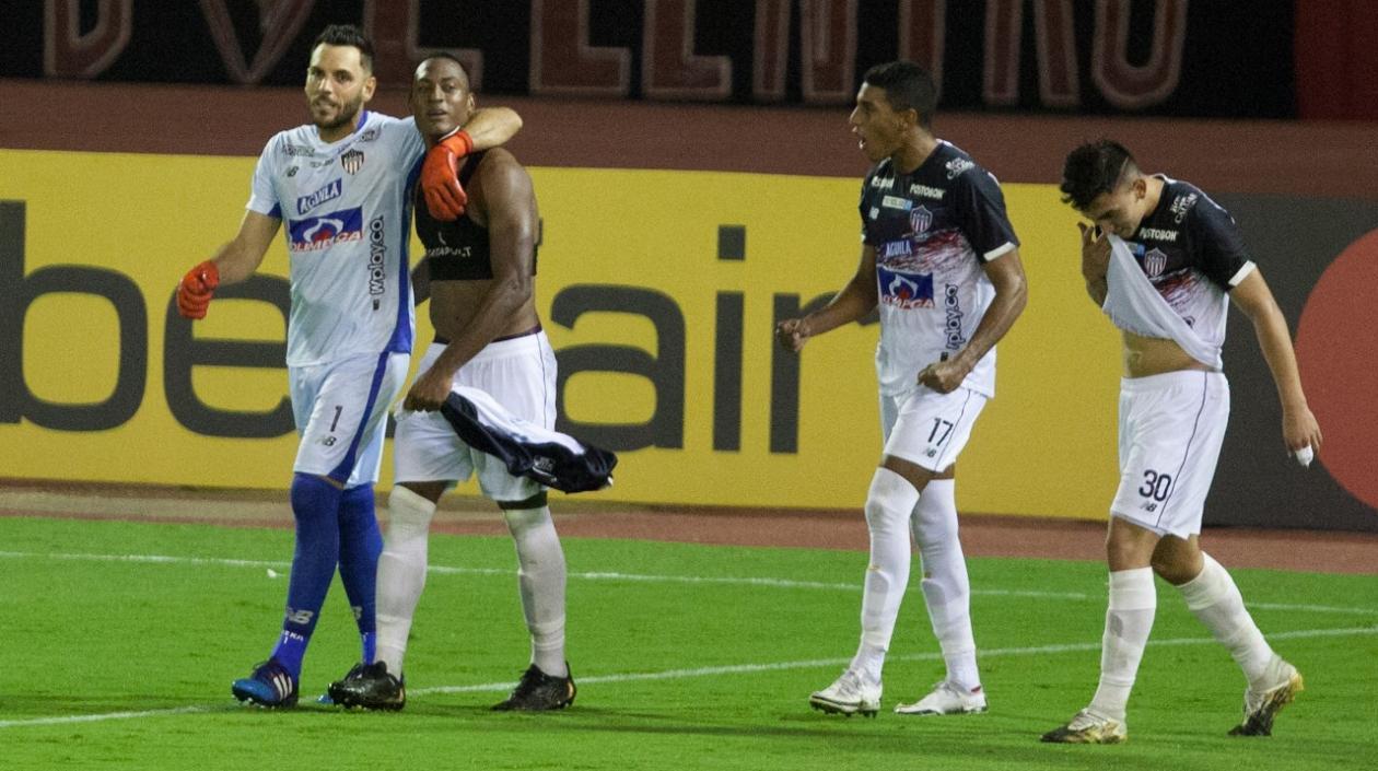 Sebastián Viera se abraza con Willer Ditta, tras el gol del defensa en Caracas.