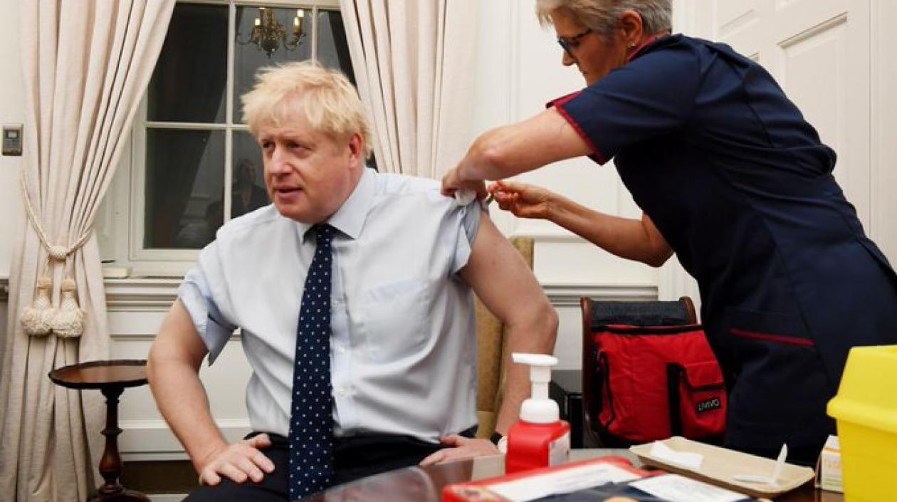 El primer ministro Boris Johnson ha recibido su primera dosis de la vacuna Oxford-AstraZeneca en el hospital St Thomas de Londres.