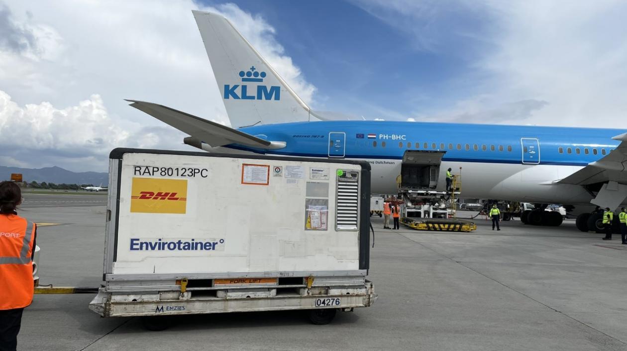 Avión de KLM con vacunas de AstraZeneca y de Sinovac