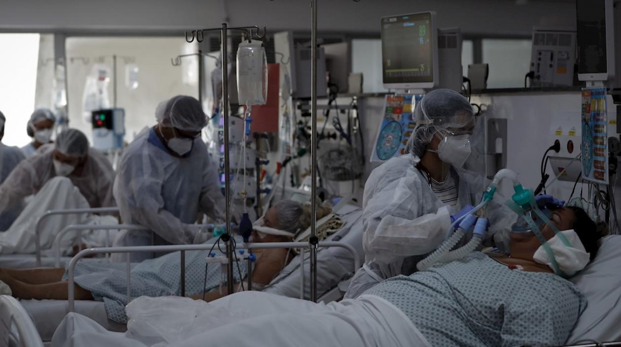 Personal médico trabaja el 12 de marzo, en la UCI del Hospital de M'Boi Mirim, en un suburbio de Sao Paulo. 