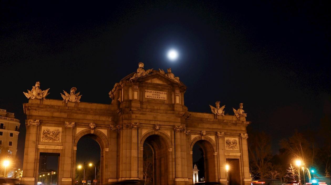 Imagen de la Puerta de Alcalá en Madrid con su iluminación apagada.