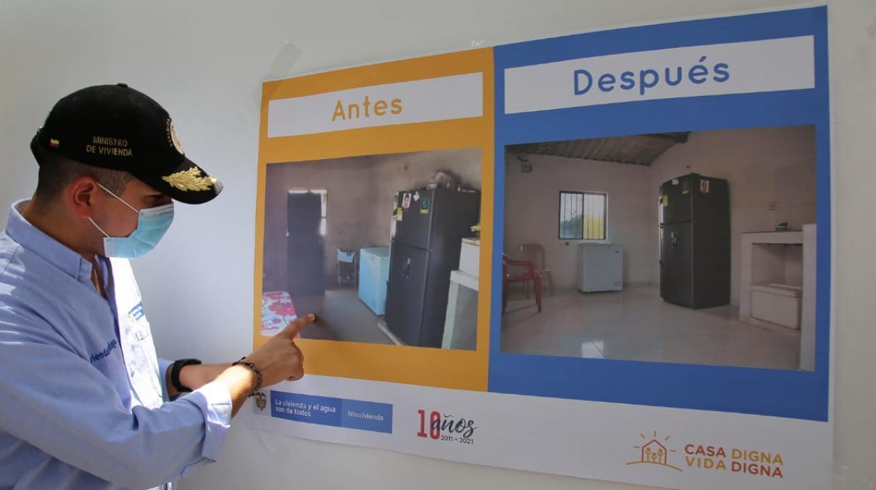 El ministro de Vivienda, Jonathan Malagón, mira el antes y el después de una de las viviendas intervenidas en Riohacha.