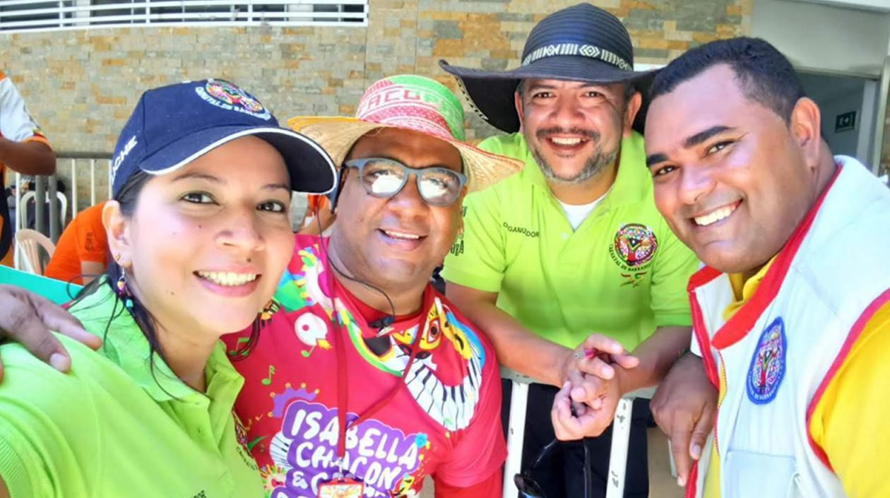 Raúl Montes de Oca (derecha), con compañeros del Carnaval de Barranquilla.
