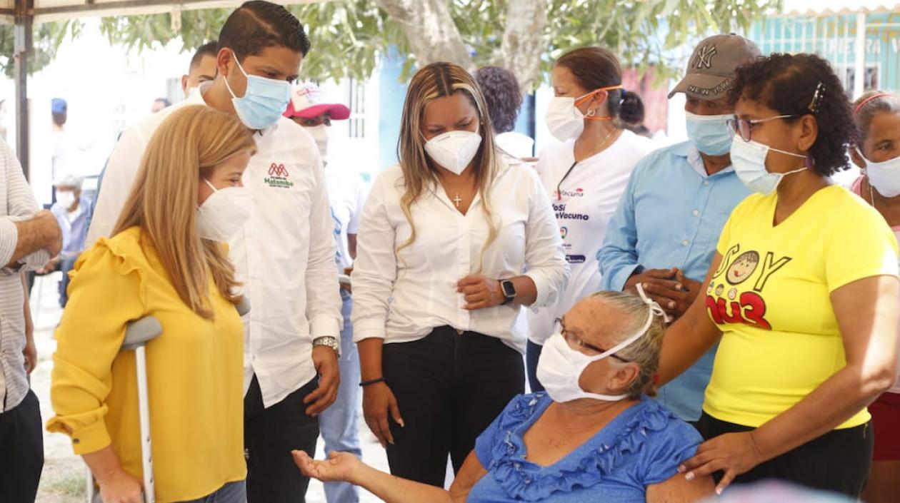 La Gobernadora Elsa Noguera, el Alcalde Rumenigge Monsalve y la Gerente del Hospital Eimy Camargo, con una adulta mayor.
