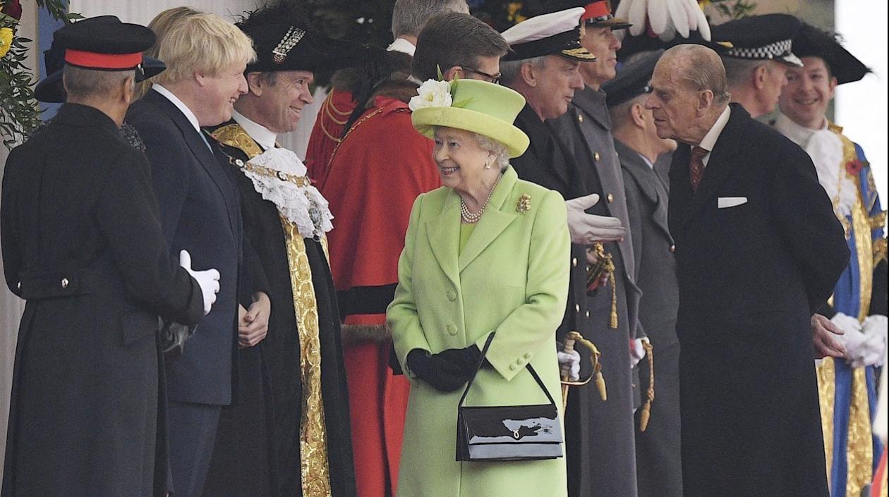 Boris Johnson, la Reina Isabel y el Duque de Edimburgo.