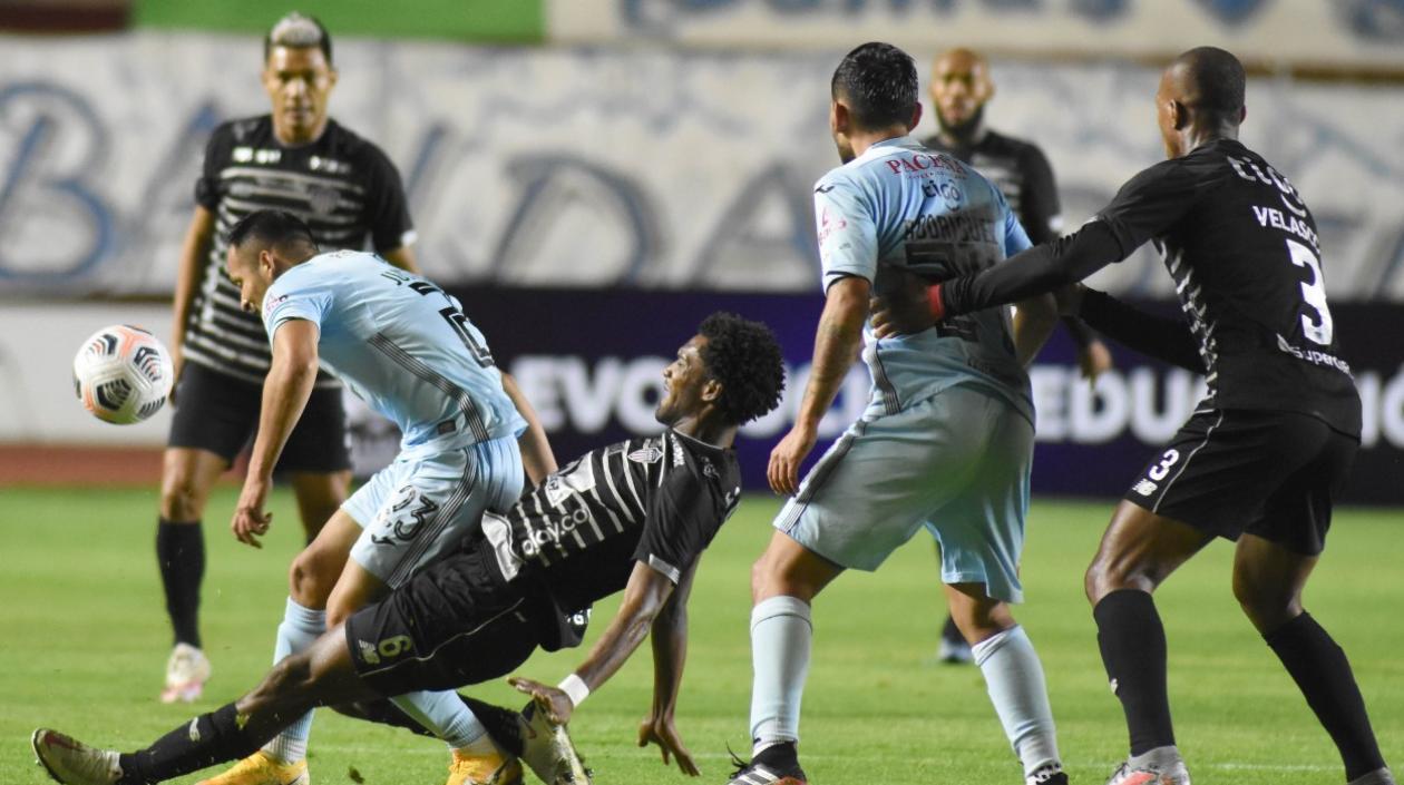 Bolívar está ganando la serie 2-1. 
