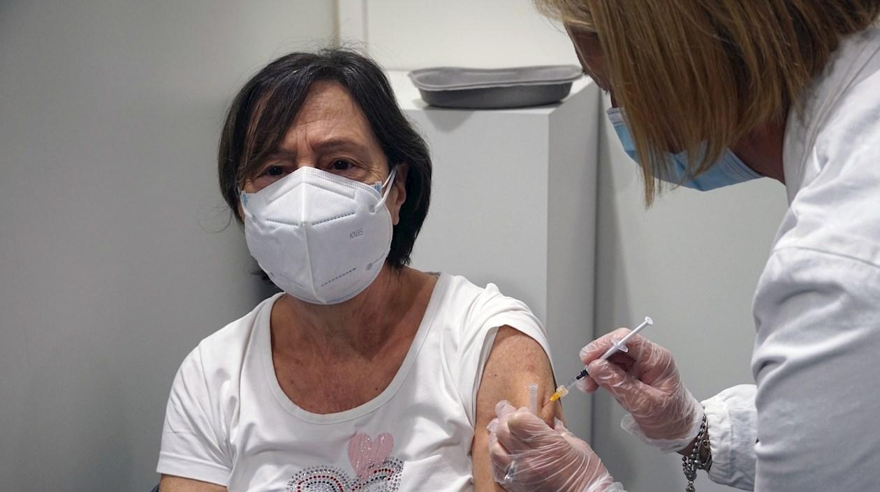 Una mujer en Italia se vacuna contra el Covid-19.