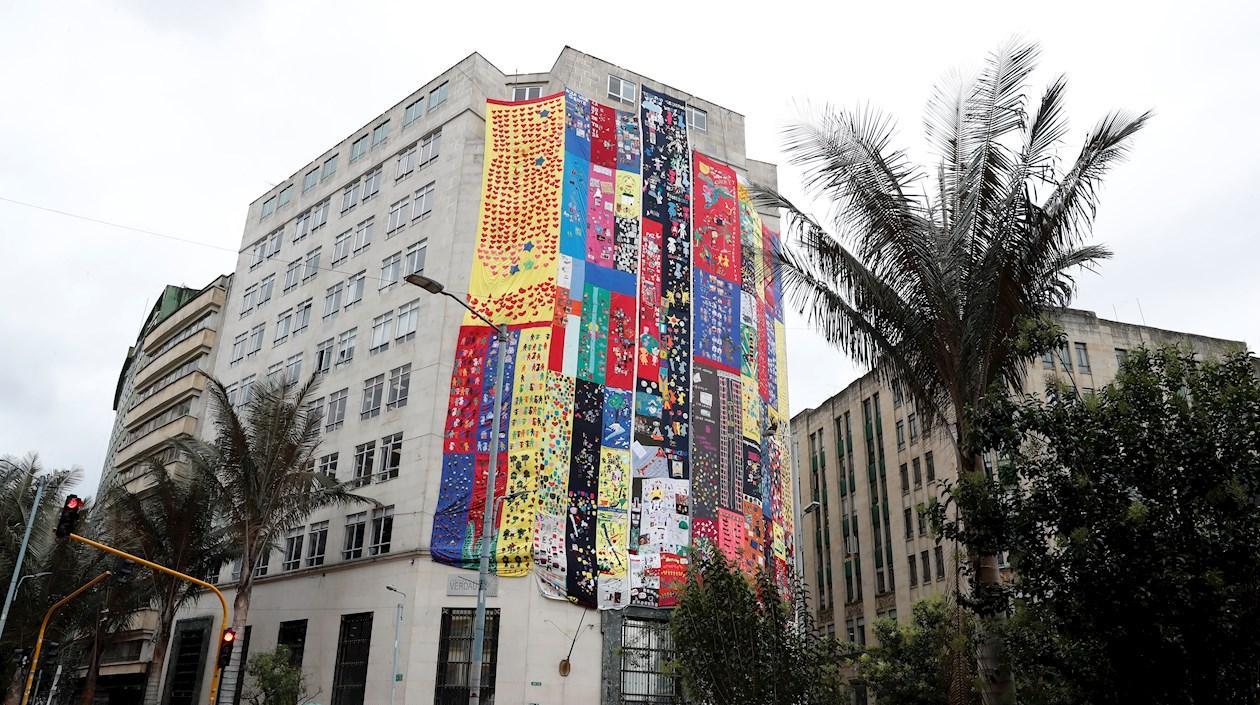 Vista del edificio de la Comisión de la Verdad arropado por 540 metros de tela, tejida para conmemorar el Día de las Víctimas en Colombia.