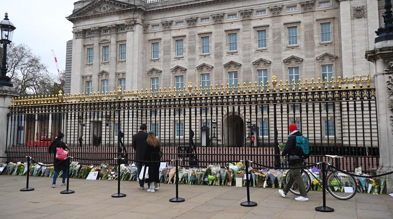 Flores depositadas en el exterior del Palacio de Buckingham, en Londres, este sábado, en homenaje al príncipe Felipe.