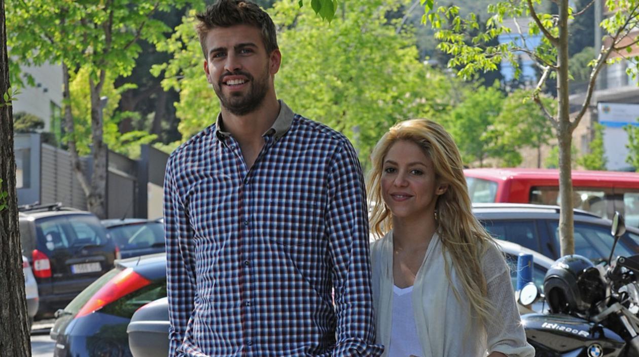 Shakira y su pareja Gerard Piqué, por las calles de Barcelona. 
